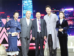 新望董事長(zhǎng)羅永輝與著名歌星劉尊老師、汪正正老師、郭津彤老師、主持人雅琪在北京電視臺(tái)錄制節(jié)目現(xiàn)場(chǎng)親切合影